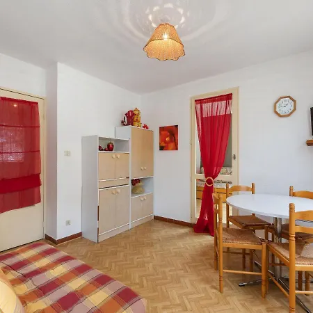 1 Bedroom Apartment For 5 *
